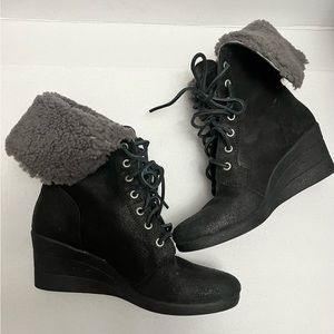 Sz 6 UGG AUSTRALIA ZEA WOMENS BOOTS WEDGES GENUINE SHEARLING LINED